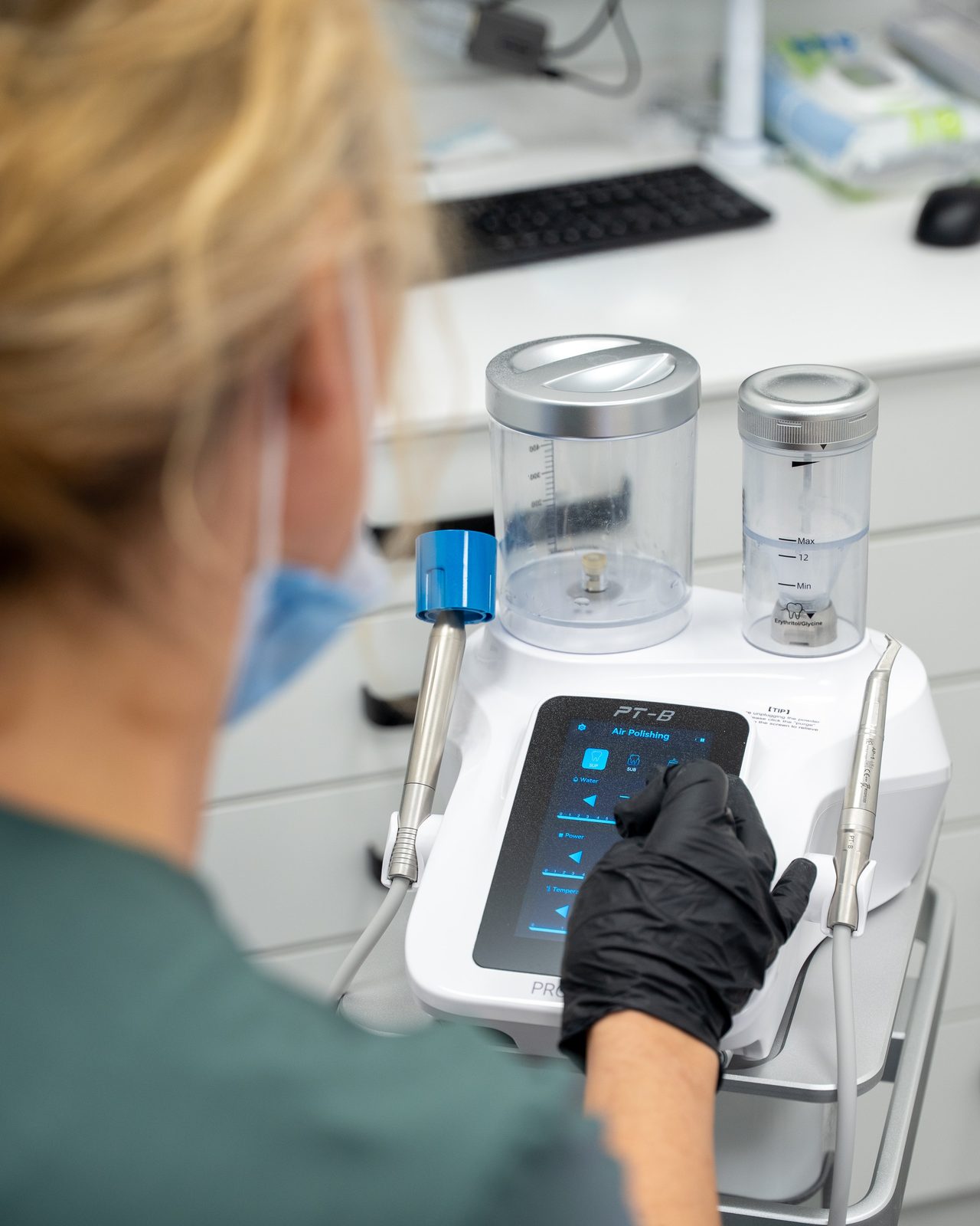 Prophylaxe-Behandlung mit modernem Prophylaxegerät