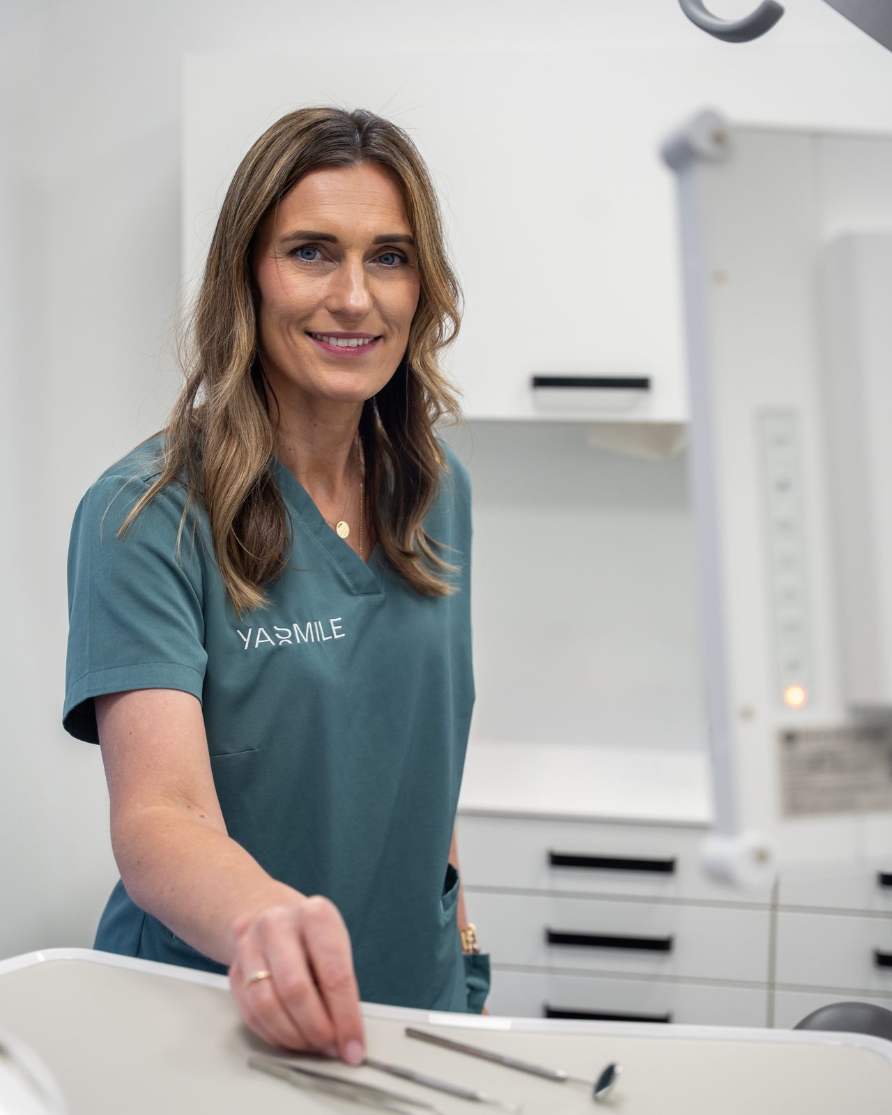 Mitarbeiterin bereitet Instrumente im Behandlungszimmer vor